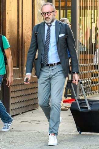 Какие брюки чинос носить с темно-серым пиджаком