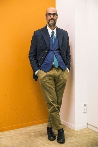 Какие брюки чинос носить с темно-серым пиджаком