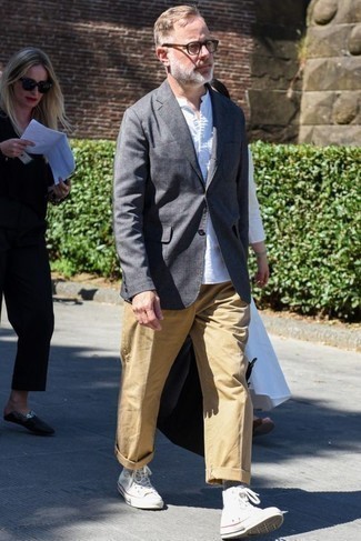 Какие брюки чинос носить с темно-серым пиджаком