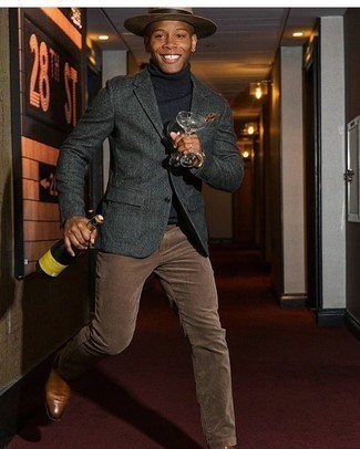 Как носить темно-серый пиджак с темно-коричневыми джинсами мужчине