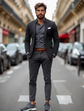 Как носить темно-серый пиджак с серыми кроссовками мужчине