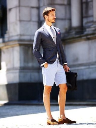 Как носить темно-серый пиджак с серыми шортами мужчине