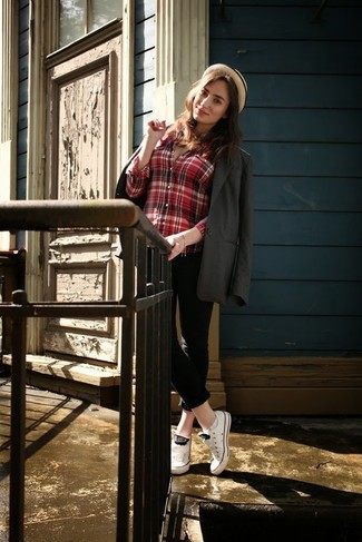 Какие джинсы носить с темно-серым пиджаком женщине