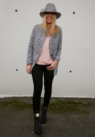 Какие джинсы носить с темно-серым пиджаком женщине