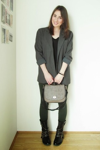 Какие ботинки на шнуровке носить с темно-серым пиджаком женщине