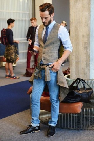 Как носить темно-серый пиджак с голубыми джинсами мужчине