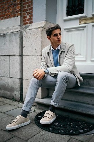 Как носить темно-серый пиджак с голубыми джинсами мужчине