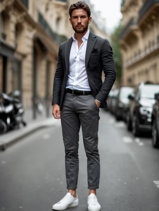 Какие низкие кеды носить с темно-серым пиджаком мужчине