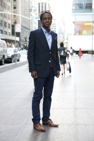 Как носить темно-серый пиджак с темно-синими брюками чинос