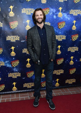 Как носить темно-серый пиджак с темно-синими джинсами мужчине