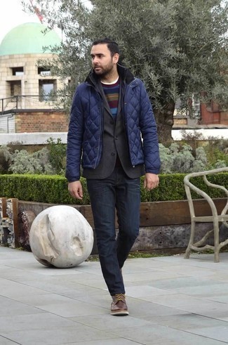 Как носить темно-серый пиджак с темно-синими джинсами мужчине