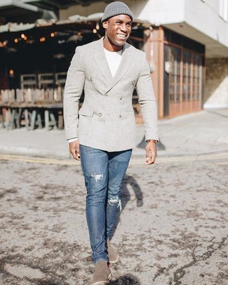 Как носить темно-серый пиджак с темно-синими рваными джинсами мужчине