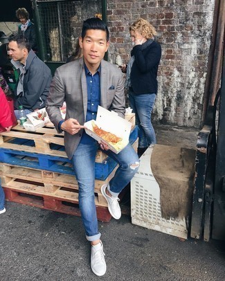 Как носить темно-серый пиджак с темно-синими рваными джинсами мужчине