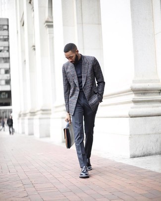 Какие футболки-поло носить с темно-серым пиджаком мужчине