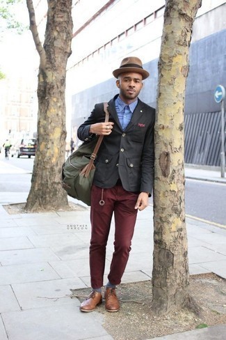 Как носить темно-серый пиджак с красными брюками чинос