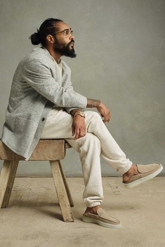 Какие спортивные штаны носить с темно-серым пиджаком мужчине