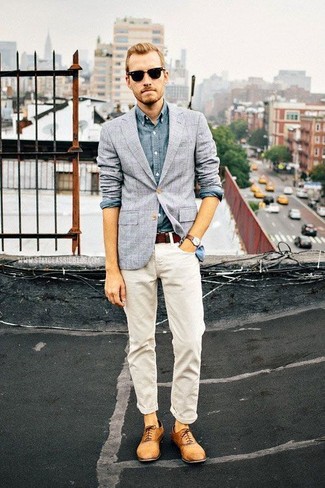Как носить темно-серый пиджак с белыми джинсами мужчине