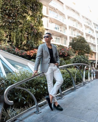 Как носить темно-серый пиджак с белыми джинсами мужчине