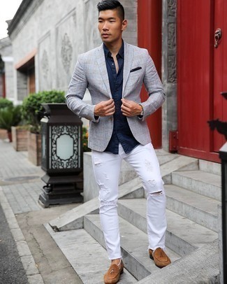 Как носить темно-серый пиджак с белыми джинсами мужчине