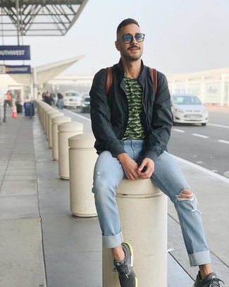 Какие кроссовки носить с темно-серым бомбером мужчине