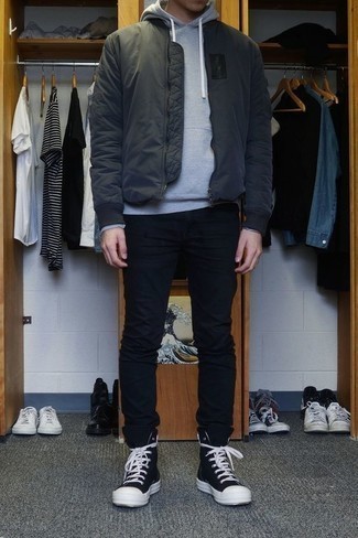 Как носить темно-серый бомбер с черными брюками чинос