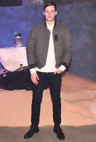 Как носить темно-серый бомбер с черными кожаными повседневными ботинками мужчине