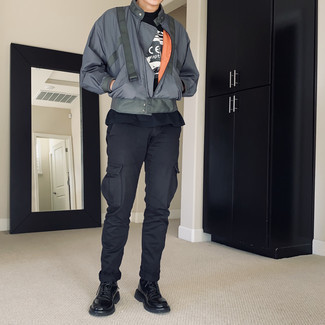 Как носить темно-серый бомбер с черными кожаными повседневными ботинками мужчине