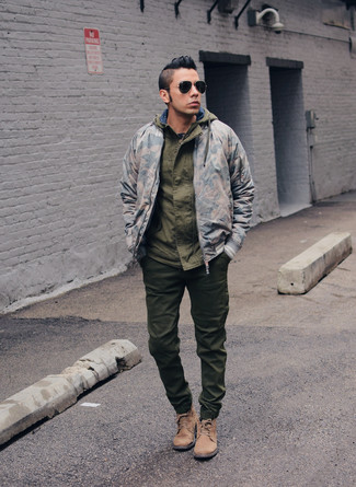 Какие повседневные ботинки носить с темно-серым бомбером мужчине