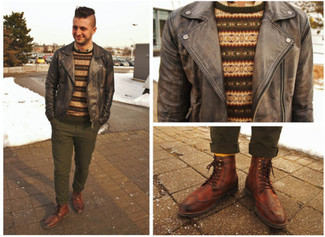 Какие брюки чинос носить с темно-серым бомбером