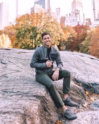 Какие брюки чинос носить с темно-серым бомбером