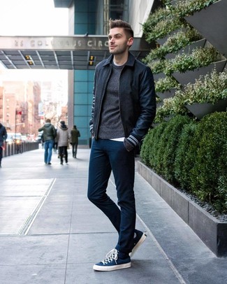 Какие брюки чинос носить с темно-серым бомбером