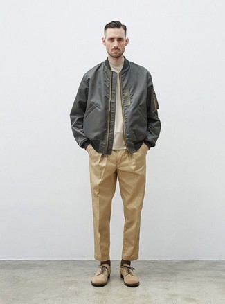 Какие брюки чинос носить с темно-серым бомбером