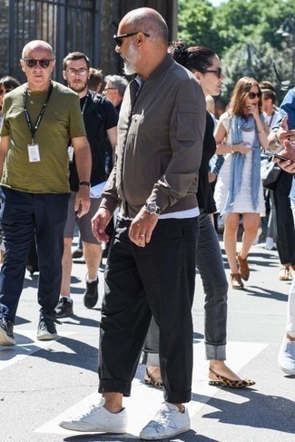 Какие брюки чинос носить с темно-серым бомбером