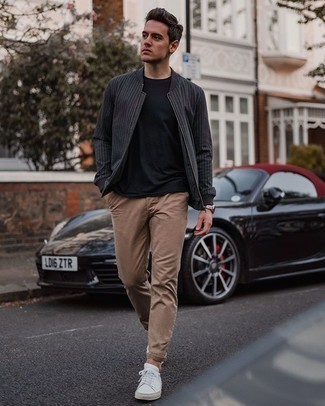 Какие брюки чинос носить с темно-серым бомбером