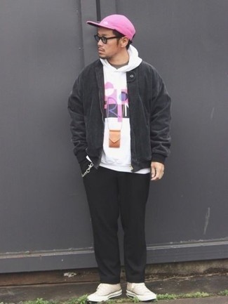 Какие брюки чинос носить с темно-серым бомбером