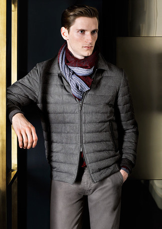 Как носить темно-серый бомбер с серыми брюками чинос