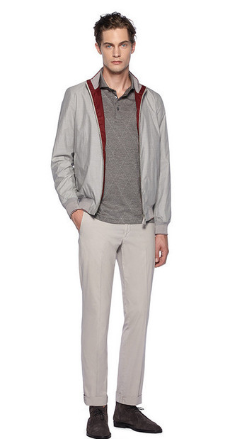 Как носить темно-серый бомбер с серыми брюками чинос