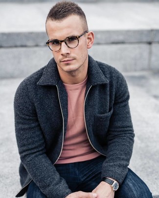 Как носить темно-серый бомбер с темно-синими джинсами мужчине