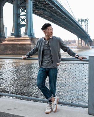 Как носить темно-серый бомбер с темно-синими джинсами мужчине