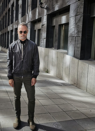 Как носить темно-серый бомбер с оливковыми брюками чинос