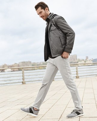 Какие водолазки носить с темно-серым бомбером мужчине