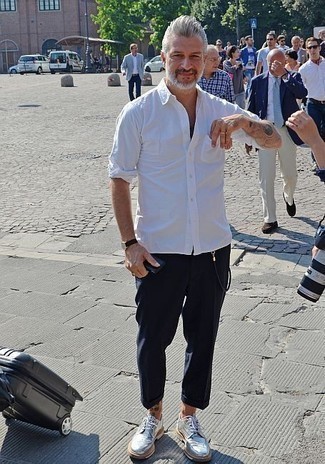 Какие брюки чинос носить с темно-серыми брогами