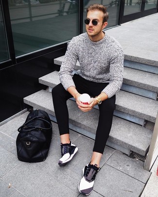 Какие кроссовки носить с темно-серым вязаным свитером мужчине