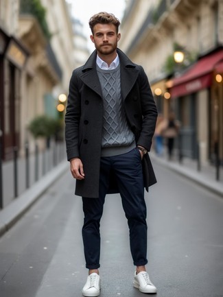 Какие брюки чинос носить с темно-серым вязаным свитером