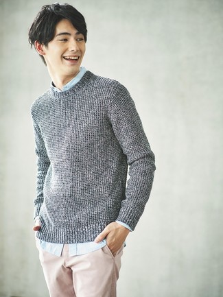 Какие брюки чинос носить с темно-серым вязаным свитером