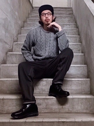 Какие туфли дерби носить с темно-серым вязаным свитером