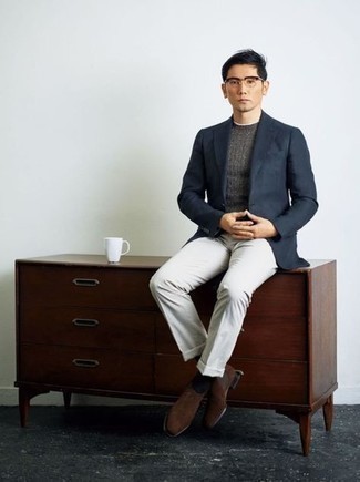 С чем носить темно-серый вязаный свитер мужчине