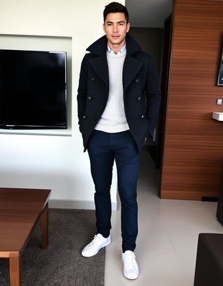 Какие низкие кеды носить с темно-серым вязаным свитером мужчине