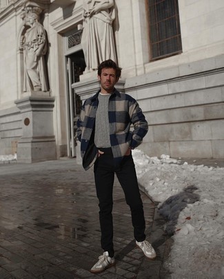 Какие низкие кеды носить с темно-серым вязаным свитером мужчине