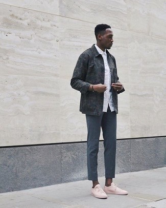 С чем носить темно-серую куртку-рубашку с камуфляжным принтом мужчине